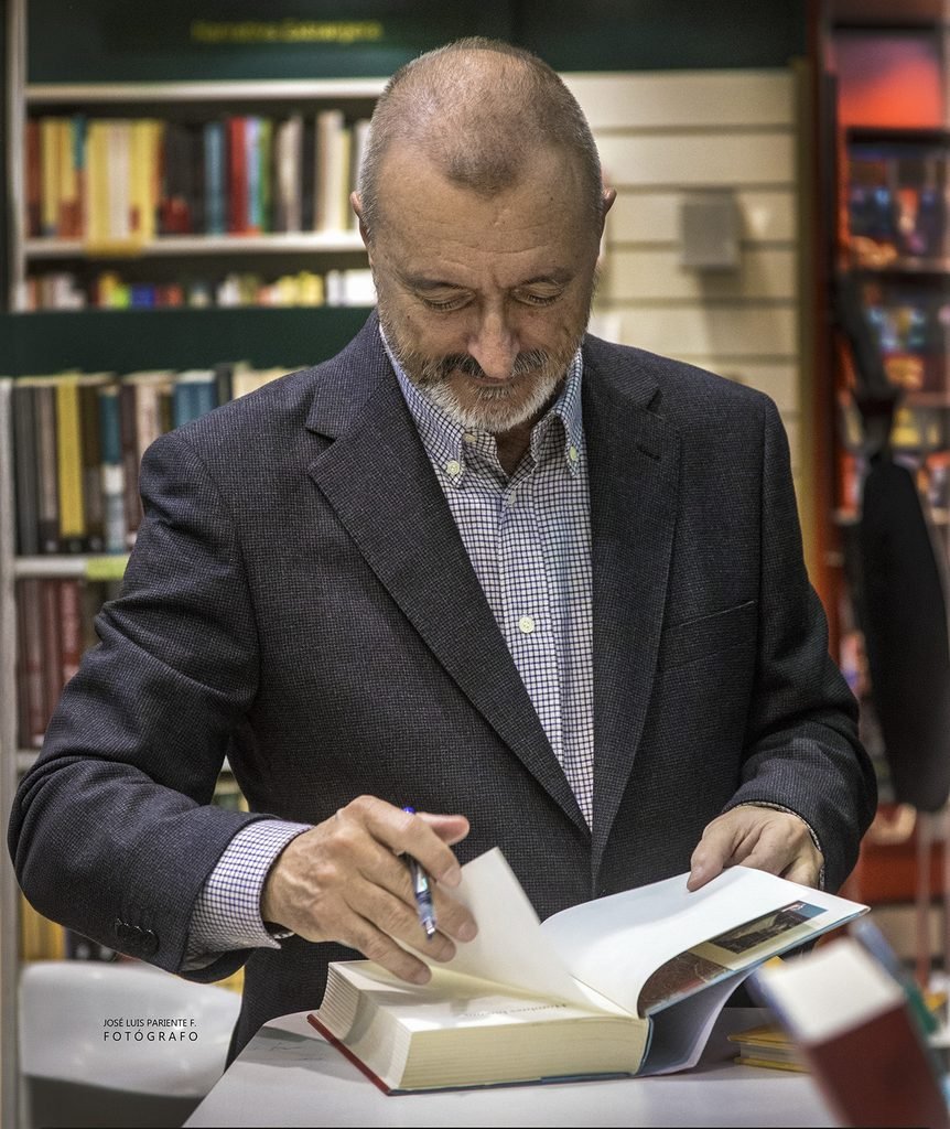 Retrato de Arturo Pérez Reverte.