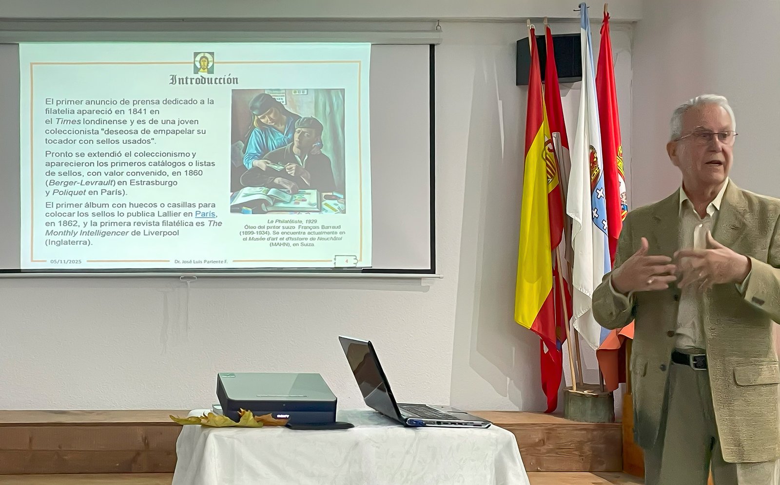 José Luis Pariente durante la explicación de la exposición