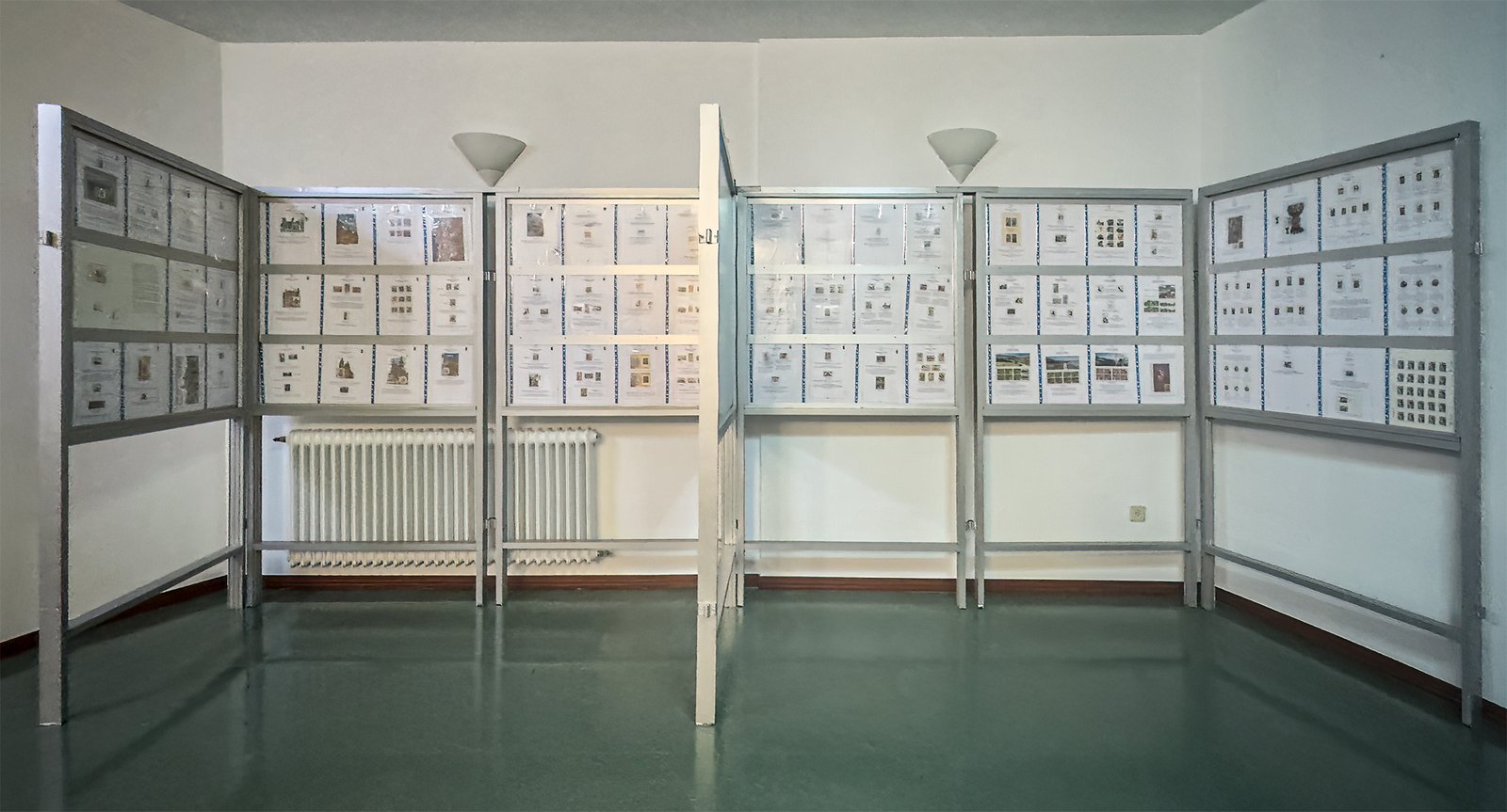Vista general de la exposición El Románico en la Filatelia Española