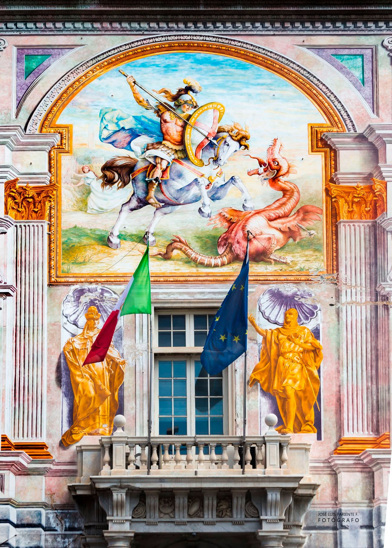 Italia. Génova. Palacio de San Giorgio. Detalle de la fachada