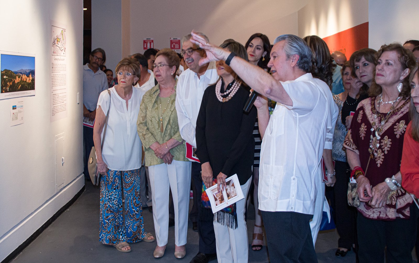 José Luis Pariente explicando la exposición La Fuerza del Patrimonio