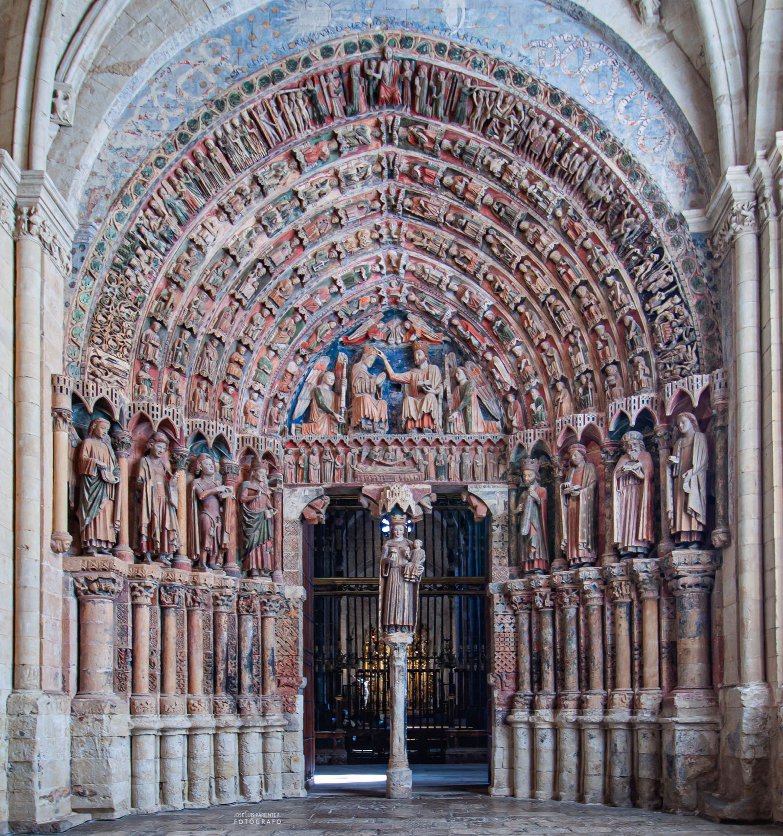 Toro. Colegiata de Santa María la Mayor. Portada de la Majestad